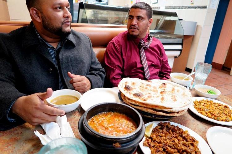 Byrødder. Anam Miah og Saad Almasmari er to af byrådets fire muslimske medlemmer i Hamtramck. 