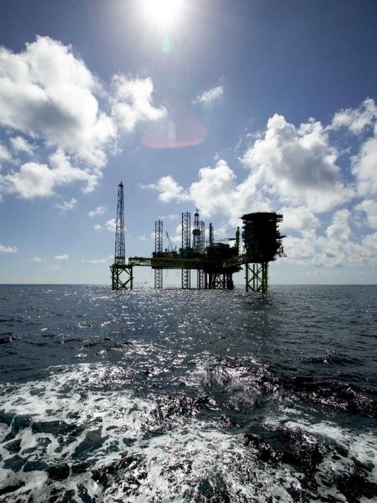 Superbølgen. Tyrafeltet er centralt for gasproduktionen i hele Nordsøen, nu synker platformen og frygt for en superbølge betyder, at tyra skal lukkes i oktober 2018 