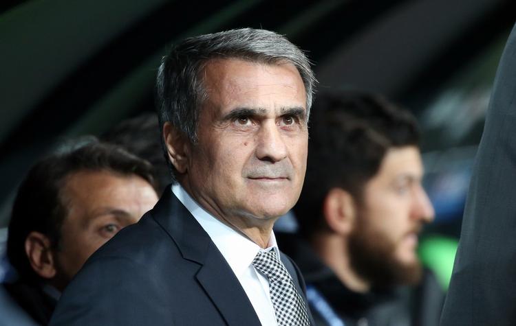 SUCCES. Senol Günes tog som målmand 6 tyrkiske mesterskaber og 3 pokalgevinster med Trabzonspor. Han har indtil videre gjort det godt som træner for Besiktas, og onsdag aften kan holdet sætte kurs mod forårets knockoutrunder i Champions League. 