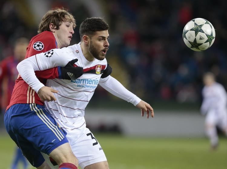 Volland. Leverkusens angriber (th.)  scorede i 1. halvleg og ramte stolpen efter pausen. 