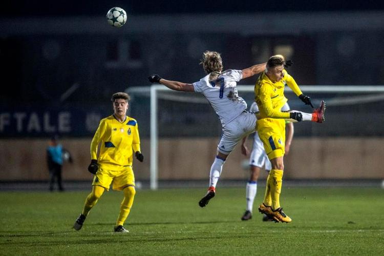 Beluret. Spillerne fra Porto og FC København – her Henrik Bellman – havde trukket scouts fra udlandet til Østerbro. På lægterne observerede Politiken således en moden herre med dagens udgave af Daily Mirror under armen og en halvtom pakke Butter Cookies liggende under papiret med startopstillingerne. 
