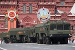 Missiltrussel. Rusland meddelte tirsdag, at Iskander-missiler er opstillet i Kaliningrad - et russisk territorium imellem Polen og Litauen. Her ses missiltypen under en parade i Moskva sidste år. 