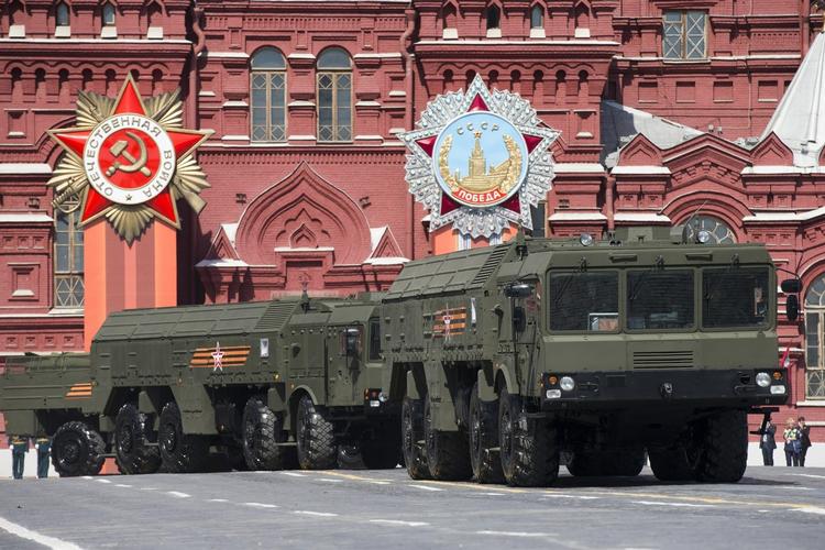 Missiltrussel. Rusland meddelte tirsdag, at Iskander-missiler er opstillet i Kaliningrad - et russisk territorium imellem Polen og Litauen. Her ses missiltypen under en parade i Moskva sidste år. 