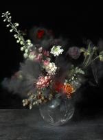 Sammenfald. Sådan ser den frosne buket blomster ud, før den går i luften i slowmotion i Ori Gershts videoværk 'Big Bang'. Og – mener kunstneren og flere andre – ligheden til introen i DR’s dramaserie 'Arvingerne' er slående. 