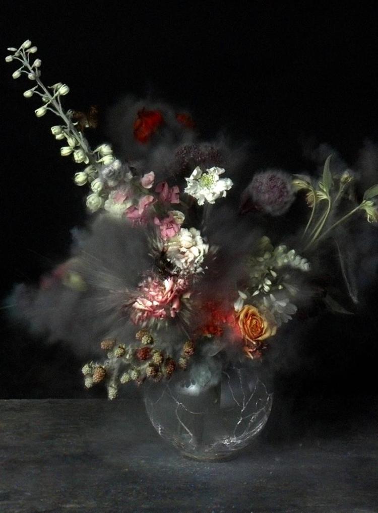 Sammenfald. Sådan ser den frosne buket blomster ud, før den går i luften i slowmotion i Ori Gershts videoværk 'Big Bang'. Og – mener kunstneren og flere andre – ligheden til introen i DR’s dramaserie 'Arvingerne' er slående. 