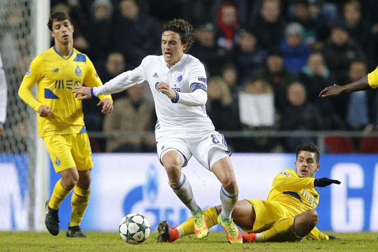 fighter. Som altid gik anfører Thomas Delaney forrest med hårdt arbejde, da FC København tirsdag aften spillede 0-0 mod FC Porto i Parken. Foto: Jens Dresling 