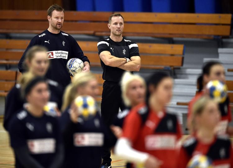 Generationsskifte. Landstræner Klavs Bruun Jørgensen (th.) og assisterende landstræner Søren Herskind satser på en række unge talenter. 