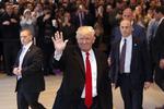 USA's kommende præsident Donald Trump deltog i går i et længere interview med en gruppe toneangivende skribenter hos New York Times. Her forlader han avisen efter mødet. 