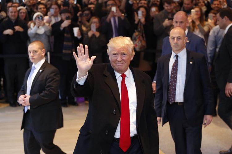 USA's kommende præsident Donald Trump deltog i går i et længere interview med en gruppe toneangivende skribenter hos New York Times. Her forlader han avisen efter mødet. 