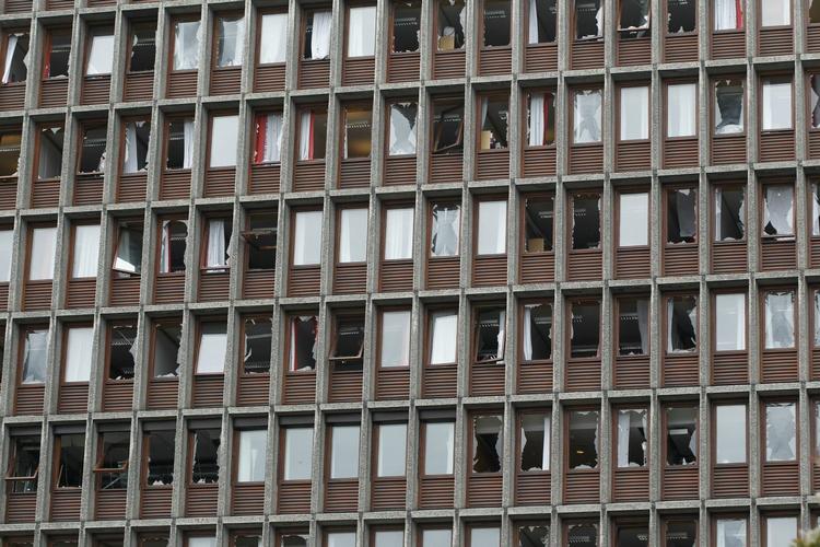 BOMBESPRÆNGNING. De knuste ruder i regeringshøjhuset i Oslo viser risikoen: Anders Breiviks bilbombe sendte glassplinter ind mod ofrene i bygningen. 