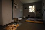 Der er spartanske forhold i War Hostel. Madrasserne ligger på gulvet. 