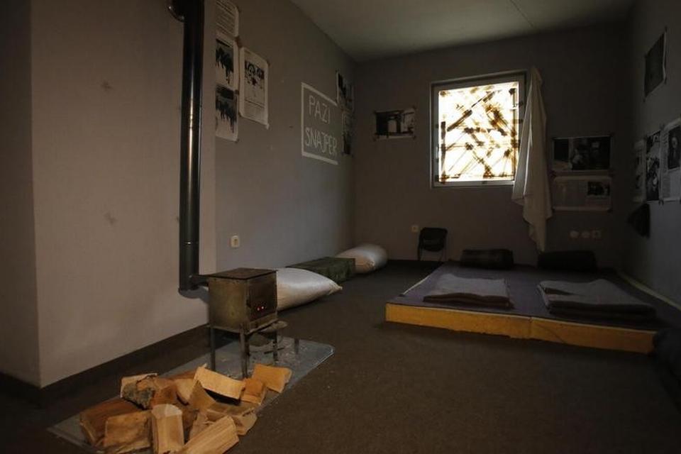 Der er spartanske forhold i War Hostel. Madrasserne ligger på gulvet. 