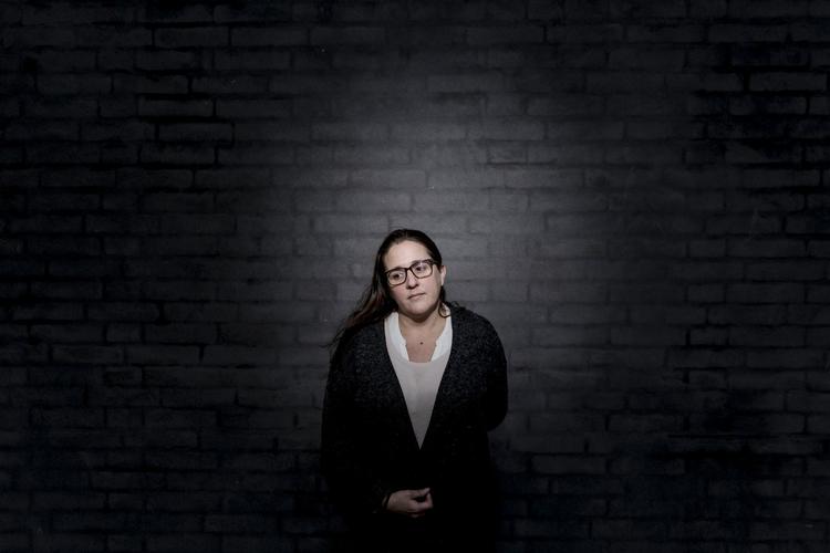 Alene. Da Gitte Kreiberg Larsens lejlighedsbygning brændte, stod hun selv med regningen. Hun var nemlig ikke forsikret. 
