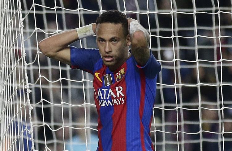 PRESSET. Neymar kan se frem til et ubehageligt juridisk tovtrækkeri efter anklager om svindel. 