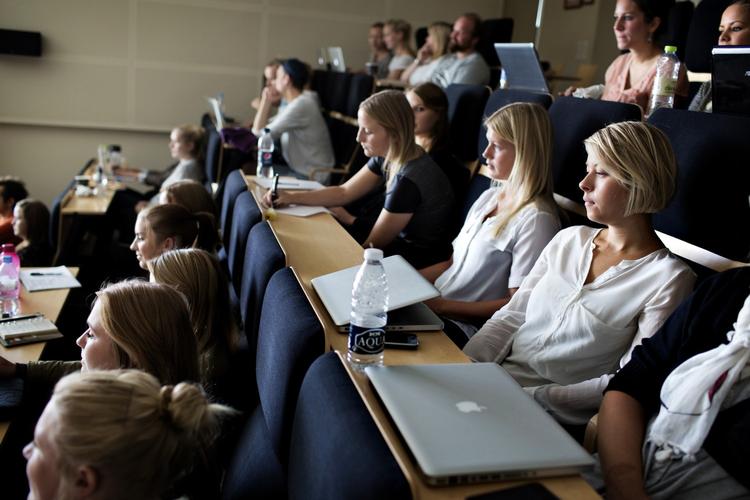 Regeringen lemper uddannelsesloftet. Nu skal det være muligt at tage en uddannelse seks år efter endt uddannelse.  