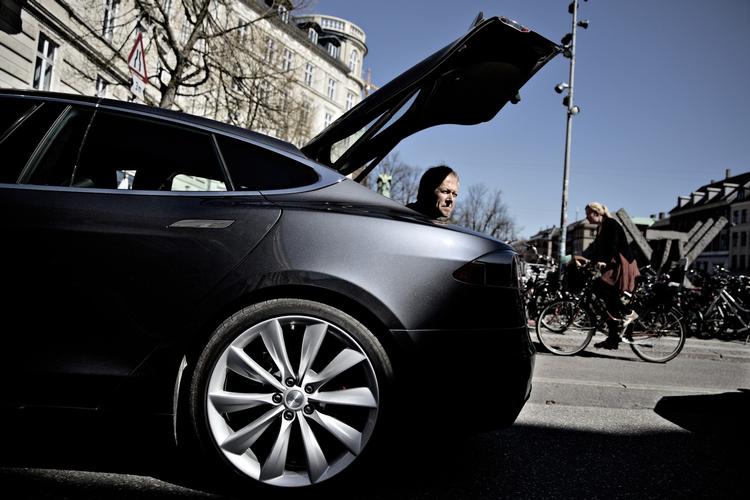 GRØN. Christian Ege er sekretariatsleder i Det Økologiske Råd. Her er han kravlet ned i en Tesla til ære for Politikens fotograf. (Arkiv) 