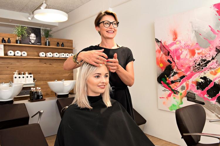 OVERSKUDSAGTIG. Anne-Sophie Villumsen (stående), der driver Zenz, en kæde af bæredygtige saloner, giver 10 procent af sin indtægt på økologiske produkter til genbrugsjul på Kgs. Nytorv. 