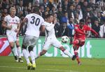 PRAGTMÅL. Benficas Nelsinho brager bolden mod mål til en forrygende scoring for portugiserne. 