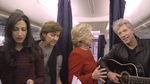 MANNEQUIN. En internettrend med videoer af folk, der står bomstille, har spredt sig fra unge amerikanske teenagere til Hillary Clinton. 