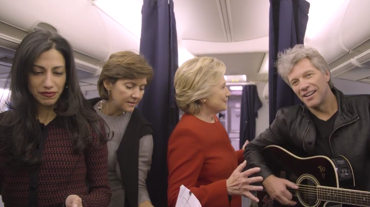 MANNEQUIN. En internettrend med videoer af folk, der står bomstille, har spredt sig fra unge amerikanske teenagere til Hillary Clinton. 