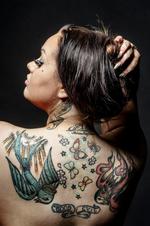 smerte. Lige siden Siri Køster var lille, har hun været fascineret af overtatoverede kvinder. Hun er selv igang med at få symboler på det gode og det onde prentet ind i ryggen. 