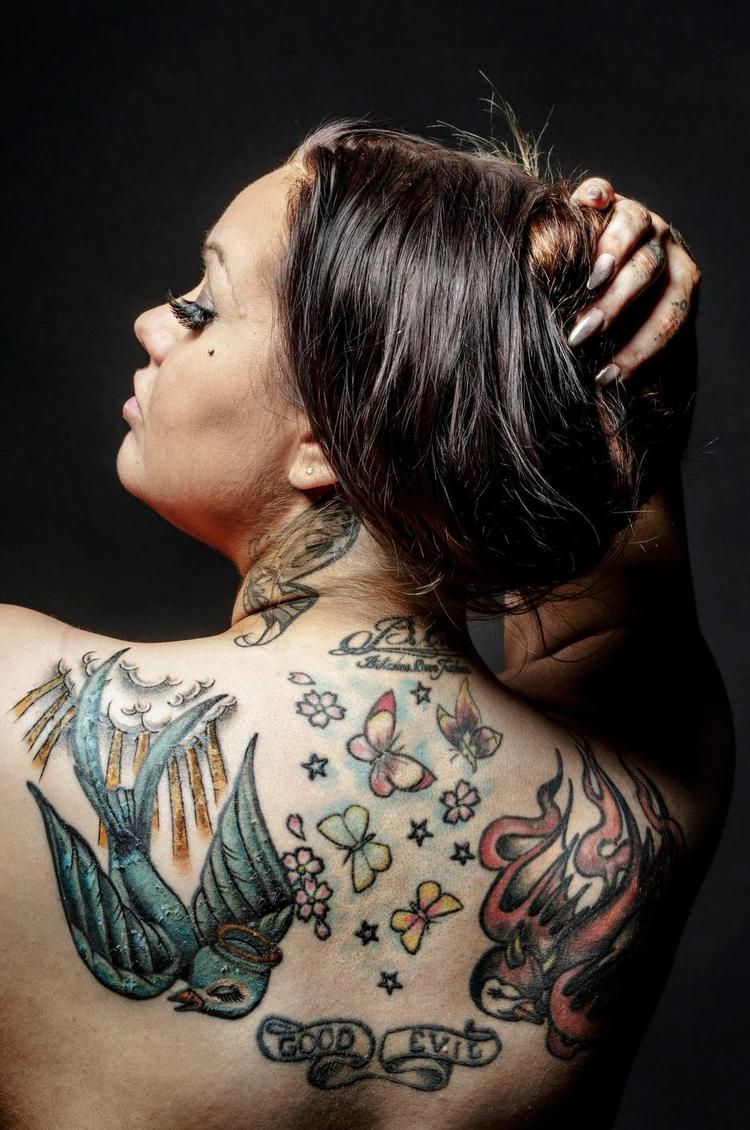 smerte. Lige siden Siri Køster var lille, har hun været fascineret af overtatoverede kvinder. Hun er selv igang med at få symboler på det gode og det onde prentet ind i ryggen. 