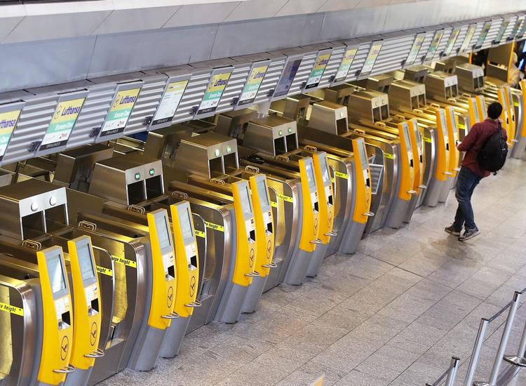 STILSTAND. Der er ikke meget trafik ved Lufthansas indtjekning i Frankfurt lufthavn. Pilotstrejken er forlænget til fredag. 
