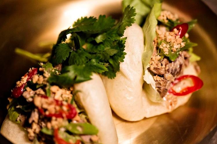 Street food.  Man kan både få sig en klassisk bao med braisseret gris, jordnødder og hoisinsauce, chilistærke curries og cocktails på Vesterbros nye spisested. 