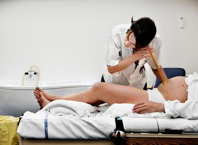 Mavefornemmelse. At uddanne sig til jordemoder eller sygeplejerske bliver umuligt, hvis man som 32-årige Sofie Korsgaard har bacheloruddannelse i forvejen. Foto: Martin Bubandt 