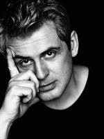 Alsidig. Dejan Cukic er en af de skuespillere, der har bevæget sig ubesværet mellem teatrets store format og tv og films lille 