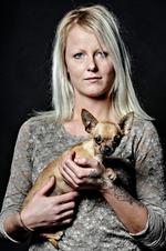 selskab. Claudia Hersted overvejer at anskaffe sig 'en lillesøter' til sin lille hund, der blev så nervøs oven på al hurlumhejet med at blive fotograferet, at den kastede op på gulvet. 