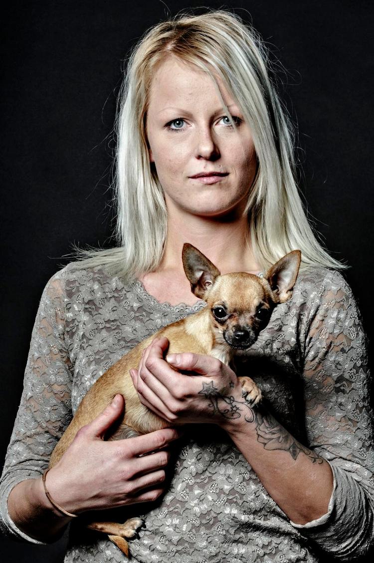 selskab. Claudia Hersted overvejer at anskaffe sig 'en lillesøter' til sin lille hund, der blev så nervøs oven på al hurlumhejet med at blive fotograferet, at den kastede op på gulvet. 