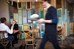 Kulturmøde. Hjembragte effekter fra især Asien præger Cafe Livingstone. Men eksotiske indslag må man kigge langt efter på brunchmenuen, der er rent nordisk. 