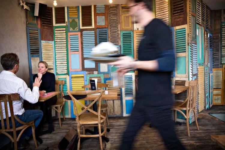 Kulturmøde. Hjembragte effekter fra især Asien præger Cafe Livingstone. Men eksotiske indslag må man kigge langt efter på brunchmenuen, der er rent nordisk. 