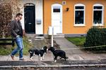 Vuffelivov. Christian Juncker lufter familiens hund, der lyder navnet Bob Hund. 
