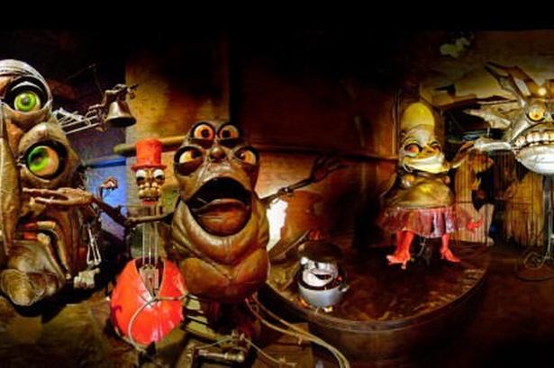 MONSTERKABINET i Berlin. Monsterkabinettet i Berlin er både et kunstmuseum/galleri og en slags forlystelse. Man bliver guidet igennem museet i mindre grupper. Undervejs møder man diverse. monsterligende skabninger – robotter – som interagerer med guiden og publikum. Læserfoto: Christina Jozefa Jensen 