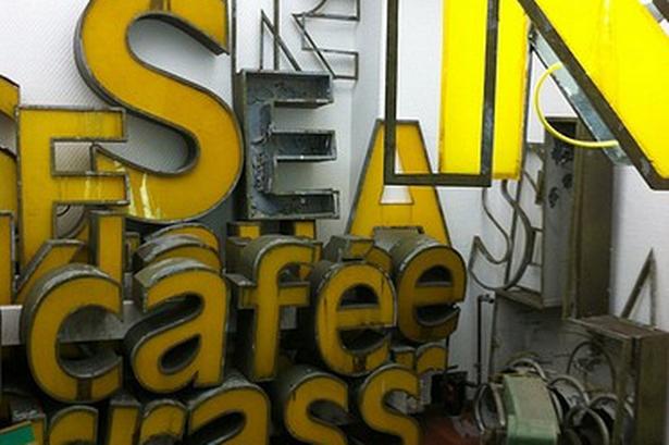 BERLIN fra A til Z. Buchstabenmuseum i Berlin er ganske lille, men de to kvinder, der har etableret det, samler på gamle bogstaver, der har hængt rundt omkring i byen. Nok mest for nørder, men er du på de kanter, så kig alligevel ind. Det er morsomt og sært – her er ingen café og ingen museumsbutik, samt begrænset åbningstid: fredag og lørdag kl. 13-17. Du behøver kun at bruge 15 minutter – så har du overblikket. Ligger på Stadtbahnbogen 424 tæt på S-bahnhof Bellevue. Læserfoto: Jette Jensen, Svendborg 