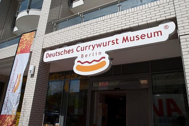 CURRYWURST  i Berlin. Et pølsemuseum – findes det? Ja da, tag til Berlin og oplev Deutsches Currywurst Museum. Currywursten blev opfundet i 1949 af Herta Heuwer, og det og meget andet kan du lære om på museet. Prøv at stå i en Imbiss, test din viden om Currywursten og smag så på den ægte vare.Du finder det i en lille sidegade tæt ved Check Point Charlie: Schützenstrasse 70. For at det ikke skal være løgn, så findes der en roman der hedder ’Die Entdeckung der Currywurst’, og den er også lavet som film! Læserfoto: Jens Nagel, Svendborg 