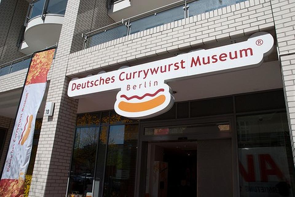 CURRYWURST  i Berlin. Et pølsemuseum – findes det? Ja da, tag til Berlin og oplev Deutsches Currywurst Museum. Currywursten blev opfundet i 1949 af Herta Heuwer, og det og meget andet kan du lære om på museet. Prøv at stå i en Imbiss, test din viden om Currywursten og smag så på den ægte vare.Du finder det i en lille sidegade tæt ved Check Point Charlie: Schützenstrasse 70. For at det ikke skal være løgn, så findes der en roman der hedder ’Die Entdeckung der Currywurst’, og den er også lavet som film! Læserfoto: Jens Nagel, Svendborg 