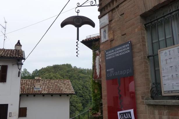 PROPTRÆKKERMUSEUM i Italien. Museet ligger på Via Roma inde midt i Barolo og er fyldt med korkpropper og værktøj til at få propperne op. Skål og ’op med proppen’. Læserfoto: Frank Juel Pedersen, Hvidovre 
