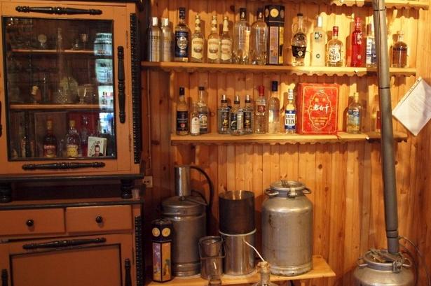 VODKAMUSEUM  i Rusland. Den russiske landsby Mandrogi fungerer som et frilandsmuseum, hvor der findes et museum for vodka og hjemmebrænding. I Rusland findes over 2.500 officielle vodkamærker, og museet har dem alle sammen. Museet viser udstyr til hjemmebrænding, som omfatter alt fra simple kogeapparater til store destillationskolonner. Læserfoto: Niels Erik Andersson, Odense 