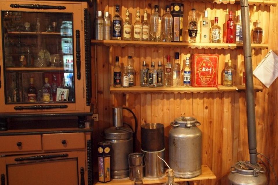 VODKAMUSEUM  i Rusland. Den russiske landsby Mandrogi fungerer som et frilandsmuseum, hvor der findes et museum for vodka og hjemmebrænding. I Rusland findes over 2.500 officielle vodkamærker, og museet har dem alle sammen. Museet viser udstyr til hjemmebrænding, som omfatter alt fra simple kogeapparater til store destillationskolonner. Læserfoto: Niels Erik Andersson, Odense 
