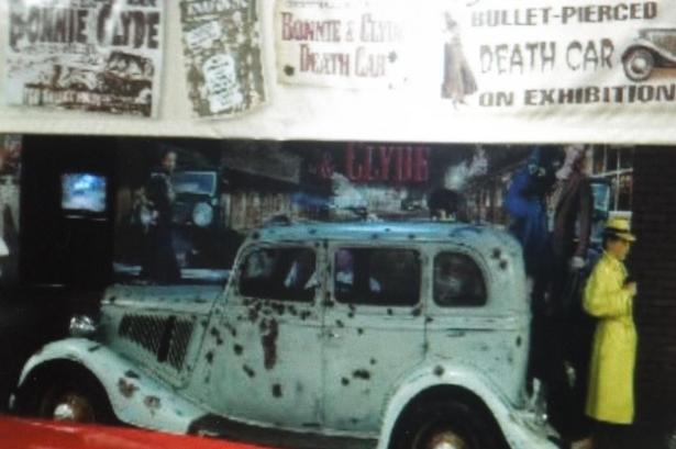 TRAGEDIEMUSEUM, Florida. Tragedy in US History Museum har et varieret opbud af gru og voldsepisoder. Afdøde præsident John F. Kennedys åbne limousine minder om de tragiske dage i 1963. Den formodede morder, Lee Harvey Oswalds bil står i glasmontren ved siden af, og lidt længere fremme ser vi den ambulance, der kørte den døende Oswald til hospitalet. Ude i gården står Bonnie og Clydes gennemhullede flugtkøretøj. Herudover kan man studere racisternes drab på Martin Luther King. Amerikanerne har sans for dramatik. Læserfoto: Finn Gunst, Brønshøj 