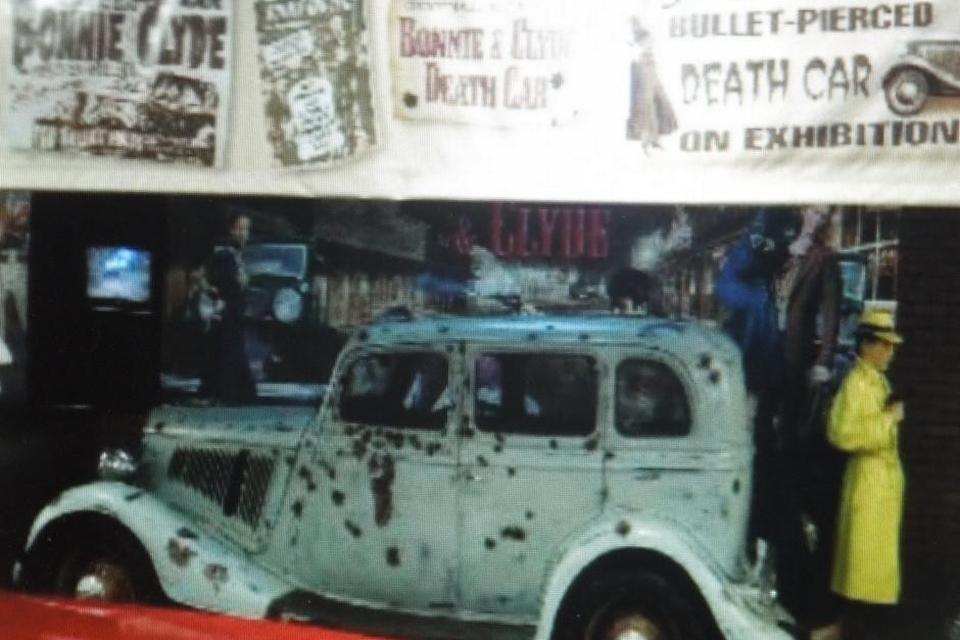 TRAGEDIEMUSEUM, Florida. Tragedy in US History Museum har et varieret opbud af gru og voldsepisoder. Afdøde præsident John F. Kennedys åbne limousine minder om de tragiske dage i 1963. Den formodede morder, Lee Harvey Oswalds bil står i glasmontren ved siden af, og lidt længere fremme ser vi den ambulance, der kørte den døende Oswald til hospitalet. Ude i gården står Bonnie og Clydes gennemhullede flugtkøretøj. Herudover kan man studere racisternes drab på Martin Luther King. Amerikanerne har sans for dramatik. Læserfoto: Finn Gunst, Brønshøj 