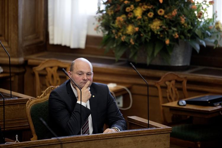 ALENE. Hvis halvdelen af Konservatives seks mand store folketingsgruppe skal være ministre, ville de - i udgangspunktet - tre tilbageværende folketingsmedlemmer få meget travlt med at varetage det lovgivende arbejde i Folketinget. 