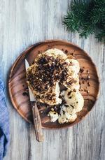 SMUKKÅL. Ditte Ingemann bager juleblomkålen med five spice-blanding – den er dekorativ på julebordet. 