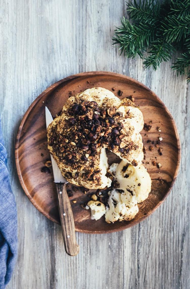 SMUKKÅL. Ditte Ingemann bager juleblomkålen med five spice-blanding – den er dekorativ på julebordet. 