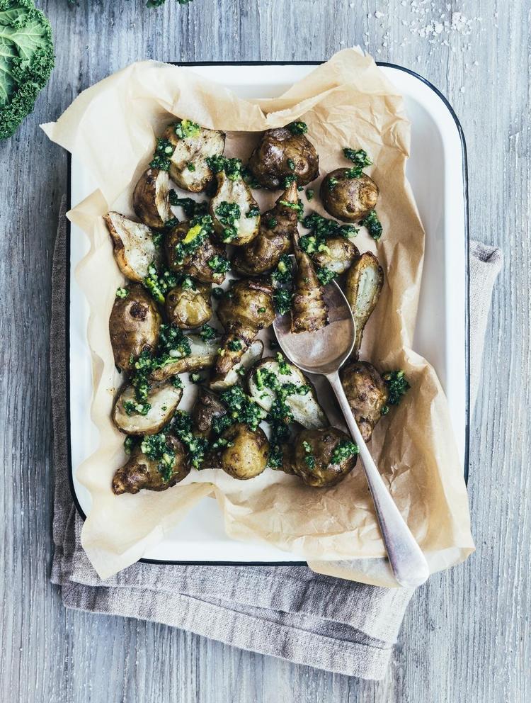 JULEPESTO. Både grønkål og valnødder er med til at give pestoen på jordskokkerne et juletvist. Ditte Ingemann