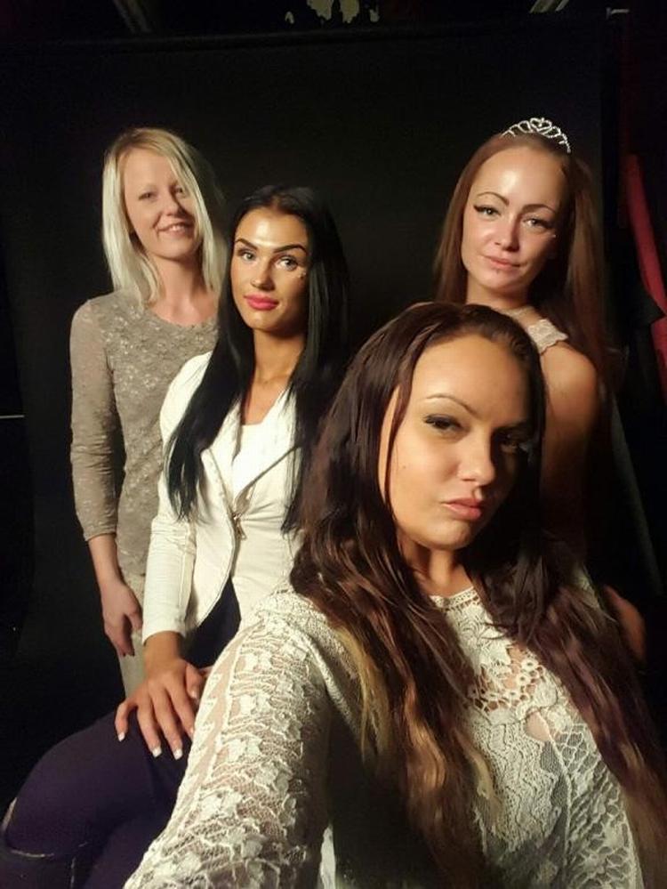 Prinsesserne. Siri, Isabell, Sabina og Claudia er alle med i DR3's nye populære serie om en række piger fra vestegnen, der stolt står frem med deres kunstige øjenvipper, hårde humor og hjerter, der banker for psytrancens tunge bas. 