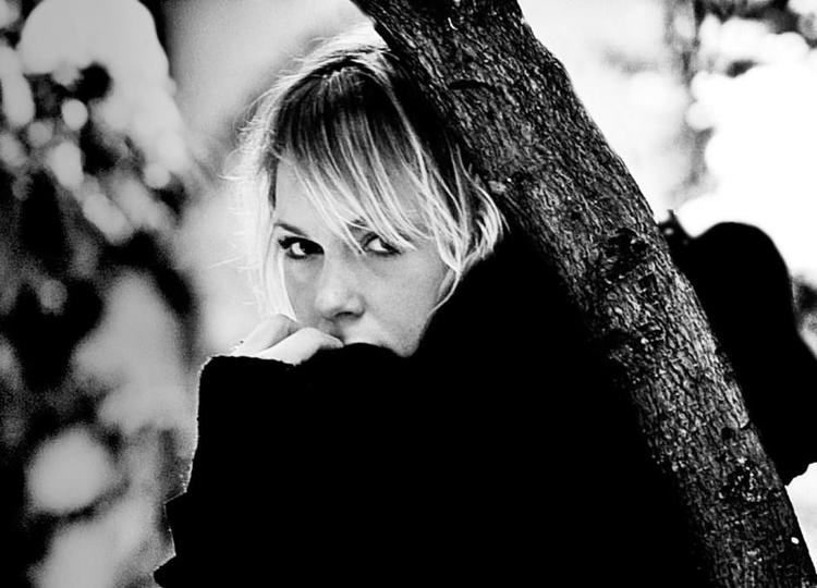 brænder. Mange af kapitlerne skildrer en kvinde i trediverne, der er sammen med en mand, som hun ikke kan finde ud af at forlade. 